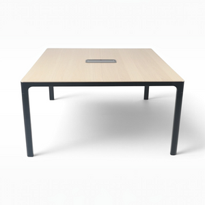 Refurnish by Loopr IKEA BEKANT kvadratisk møtebord i eik med sort understell i stål for kontor og møterom.