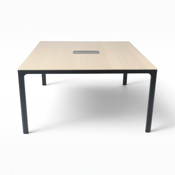 Refurnish by Loopr IKEA BEKANT kvadratisk møtebord i eik med sort understell i stål for kontor og møterom.