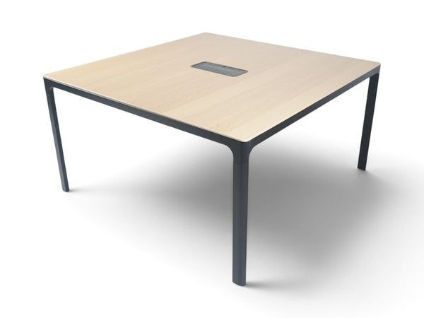 Kvadratisk IKEA BEKANT møtebord fra Refurnish by Loopr med eikefarget bordplate og sort understell i stål.
