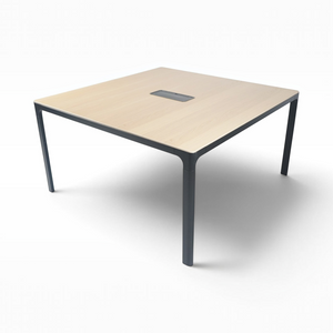 Kvadratisk IKEA BEKANT møtebord fra Refurnish by Loopr med eikefarget bordplate og sort understell i stål.