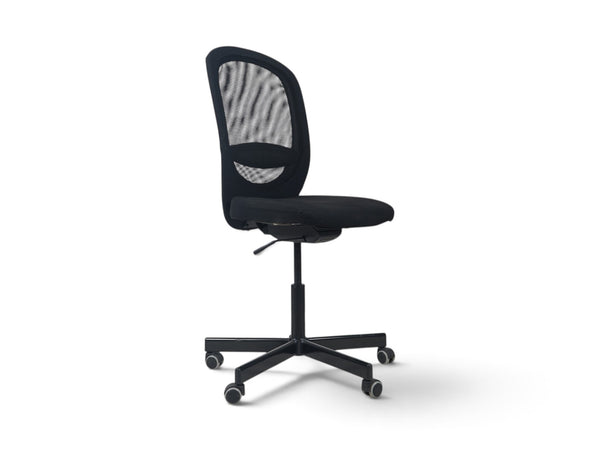 Refurnish by Loopr IKEA FLINTAN kontorstol i sort med nettingrygg og hjul, sett fra siden.