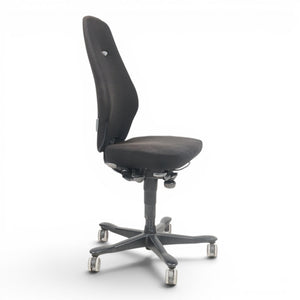 Refurnish by Loopr black fabric ergonomic office chair, Kinnarps 8000-serien, adjustable height and lumbar support.