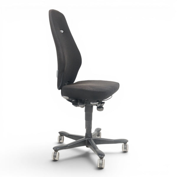 Refurnish by Loopr black fabric ergonomic office chair, Kinnarps 8000-serien, adjustable height and lumbar support.