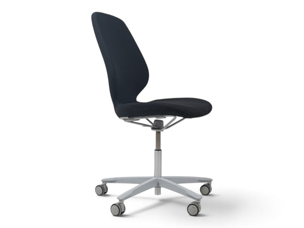 Refurnish by Loopr Kinnarps kontorstol i sort tekstil med grå bein og hjul, sett fra siden.