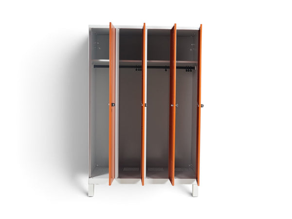 Refurnish by Loopr garderobeskap CLASSIC med fire seksjoner i oransje og grått stål, stående på bensokkel.