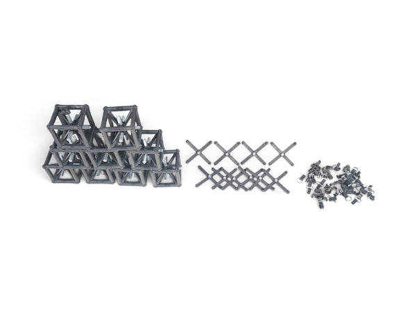 Refurnish by Loopr sceneutstyr bestående av grå modulære rammer, tverrstenger og metallfester for montering.