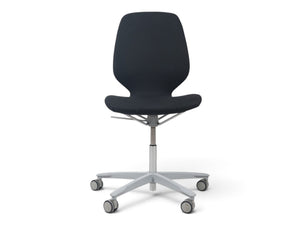 Sort ergonomisk kontorstol fra Refurnish by Loopr med polstret sete, ryggstøtte og grått understell med hjul.