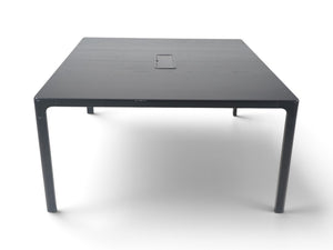 Sort kvadratisk IKEA BEKANT møtebord fra Refurnish by Loopr med slitesterk overflate og pulverlakkert stålunderstell.