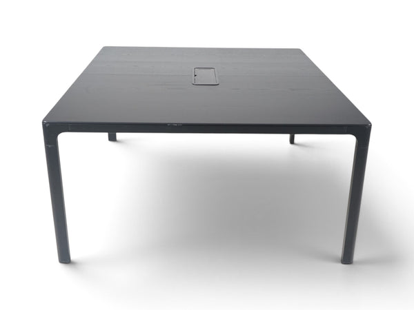 Sort kvadratisk IKEA BEKANT møtebord fra Refurnish by Loopr med slitesterk overflate og pulverlakkert stålunderstell.