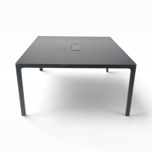Sort kvadratisk IKEA BEKANT møtebord fra Refurnish by Loopr med slitesterk overflate og pulverlakkert stålunderstell.