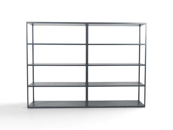 Refurnish by Loopr åpen hylle i sort metall med industrielt design, perfekt som romdeler eller bokhylle på kontoret.
