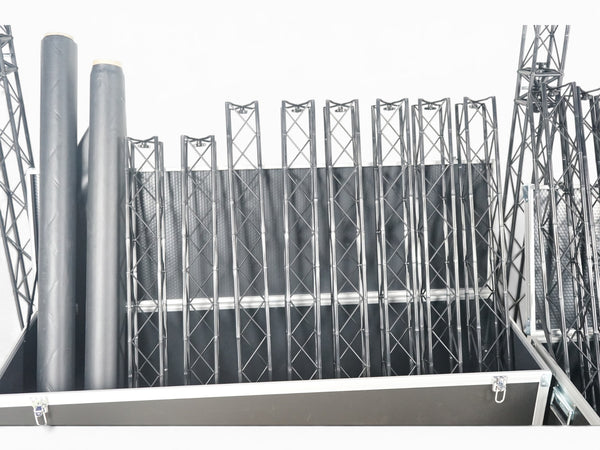 Refurnish by Loopr sceneutstyr med svarte metall-truss-elementer og ruller i en transportkasse.