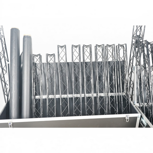 Refurnish by Loopr sceneutstyr med svarte metall-truss-elementer og ruller i en transportkasse.