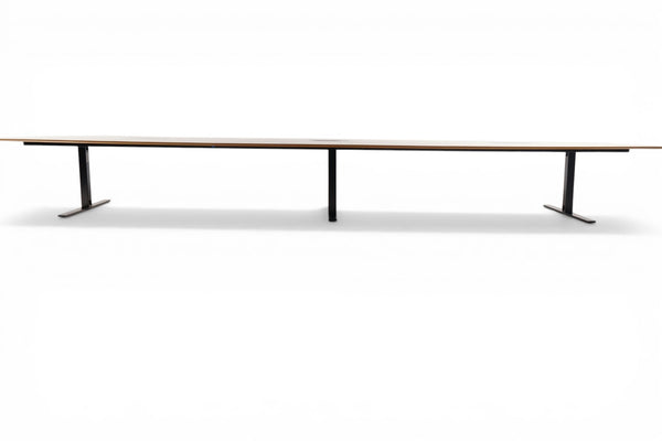 Møtebord med beige bordplate, sort uderstell 600x140-175