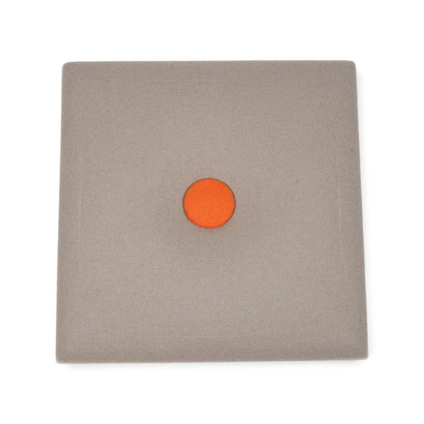 Lydabsorbent fra Karl Andersson & Söner, grå med oransje knapp 53×53